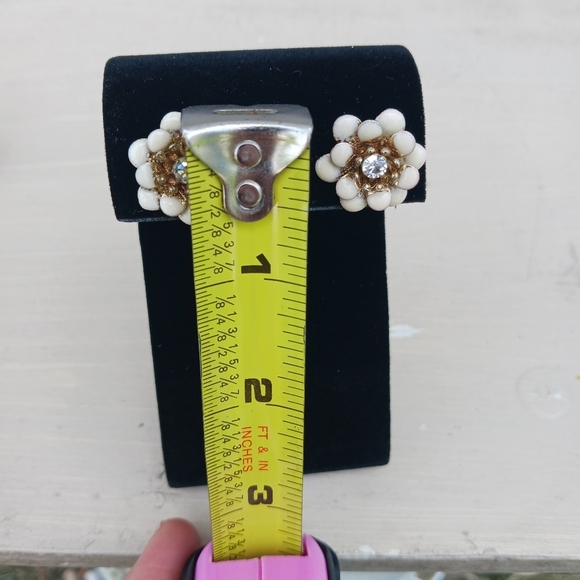 Enamel White Flower Earrings Gold Tone Stud Crystal Middle Elegant - Picture 3 of 5